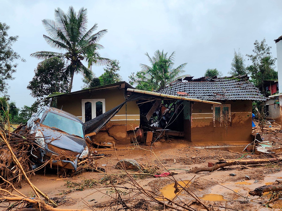 'രാത്രി ഒരു മണിവരെ നോക്കാം; എത്രവിളിച്ചിട്ടും അവര്‍ ഒപ്പം വന്നില്ല; പുലരുംവരെ കുന്നിന്‍ മുകളില്‍'; ദുരന്തരാത്രി ഓര്‍ത്തെടുത്ത് രക്ഷപ്പെട്ടവര്‍